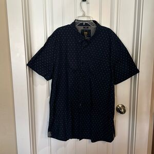 Lee regular fit men’s short sleeve button down with cool pattern like brand new!
